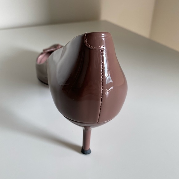 Gucci Brown Patent Leather Bow Heels - Picture 9 of 16